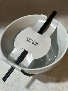 Porcelain Noodle Bowl with Chopsticks - White